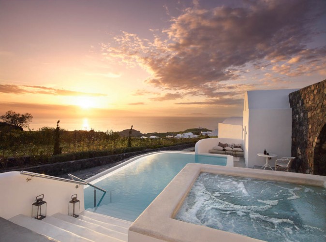 027_Schoene Aussichten Touristik - Santorini - SANTO MARIS OIA_ROYAL SUITE SUNSET SEA VIEW PRIVATE POOL_(01)